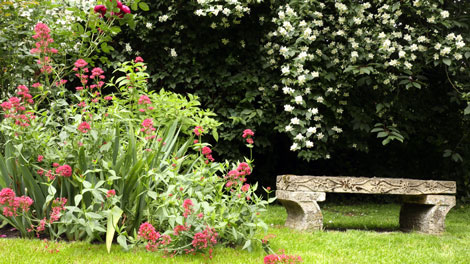 Banc de jardin, comment le choisir ? Nos conseils et nos coups de