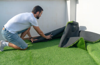 comment-poser-du-gazon-synthetique-sur-un-balcon