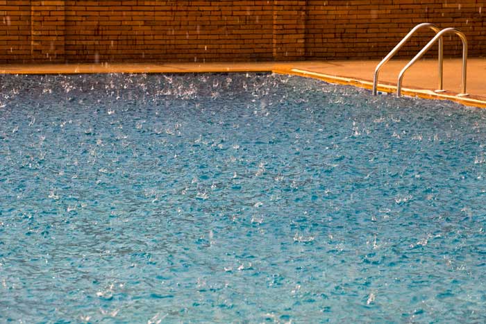 eau de pluie dans piscine