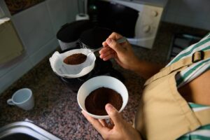 Une cafetière à grain